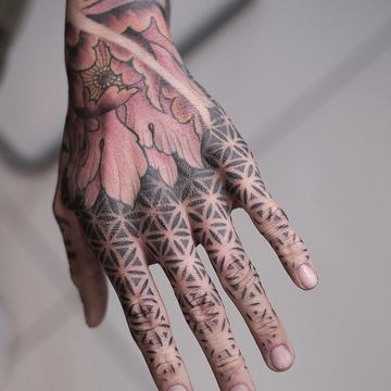 Návrh tetování na hřbetu ruky ve studiu VEAN TATTOO