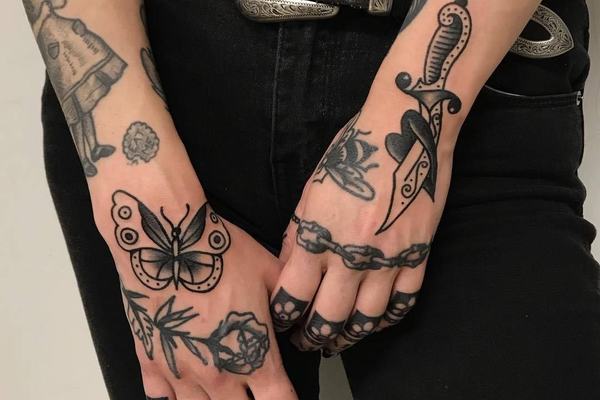 Tetování na hřbetu ruky přizpůsobené anatomii