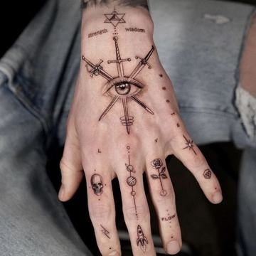 Tetování na hřbetu ruky s individuálním návrhem