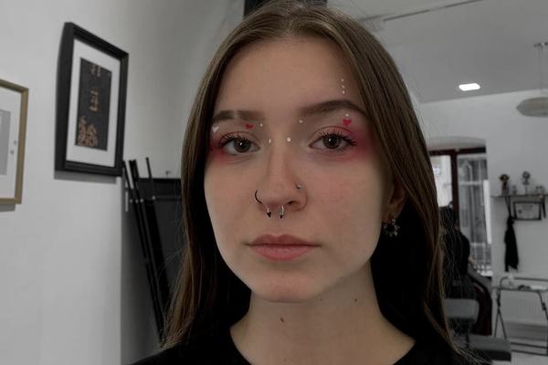 Septum s jednoduchým šperkem jako výrazný prvek obličeje