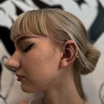 Profesionálně provedený industrial piercing ve sterilních podmínkách studia