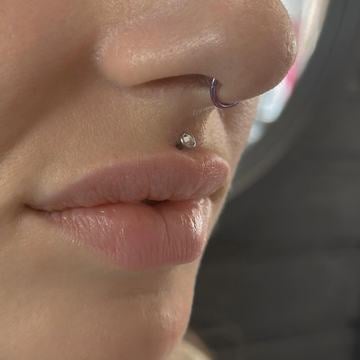 Hojení piercingu rtů s péčí o vnější i vnitřní část vpichu