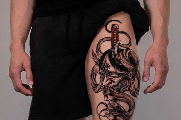 Realistické tetování na stehno s detailním motivem