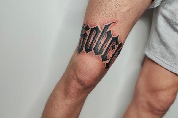 Blackwork tetování na stehno pro výrazný vzhled
