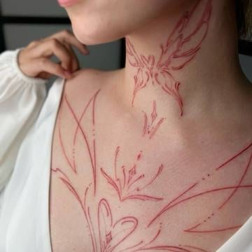 Jemné linework tetování na šíji