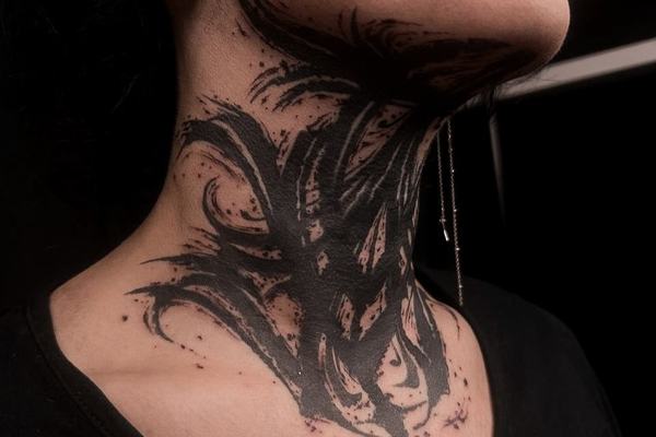 Blackwork tetování na krku pro muže