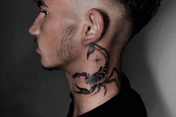 Malé tetování za uchem pro muže