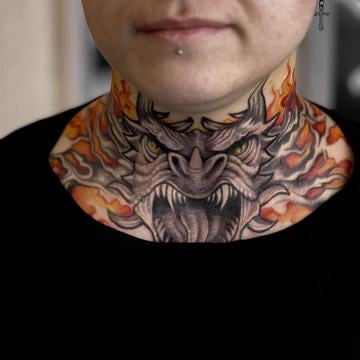 Stylové dámské tetování v oblasti šíje