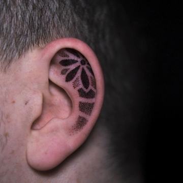 Drobný symbol na uchu