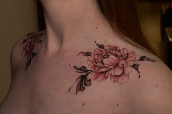 Jemné linework tetování na klíční kost