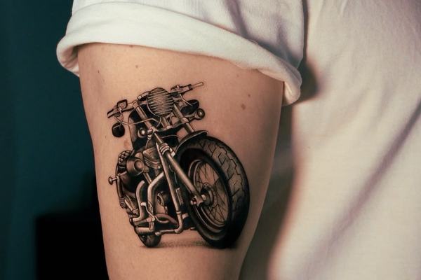 Pamětní moto tetování s motocyklem, datem a iniciálami
