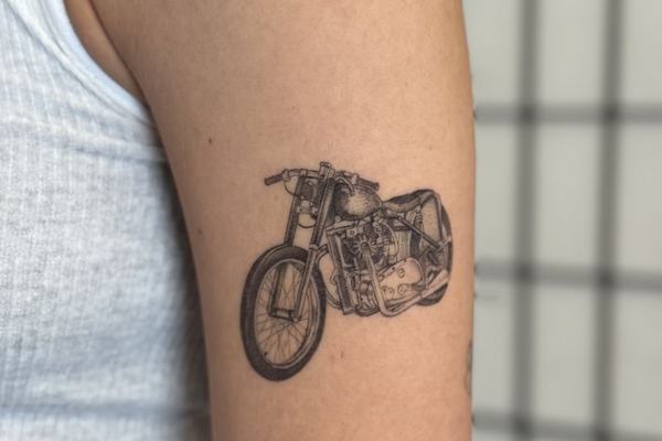 Old school moto tetování s plameny a křídly