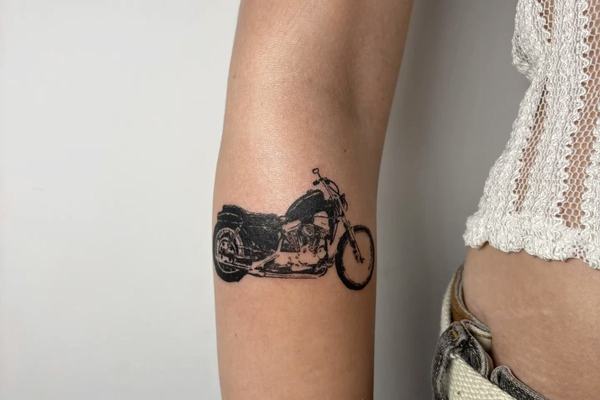 Black and grey tetování motorky s kouřem a krajinou