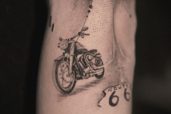 Tetování klasického veteránského motocyklu ve stylu rytiny