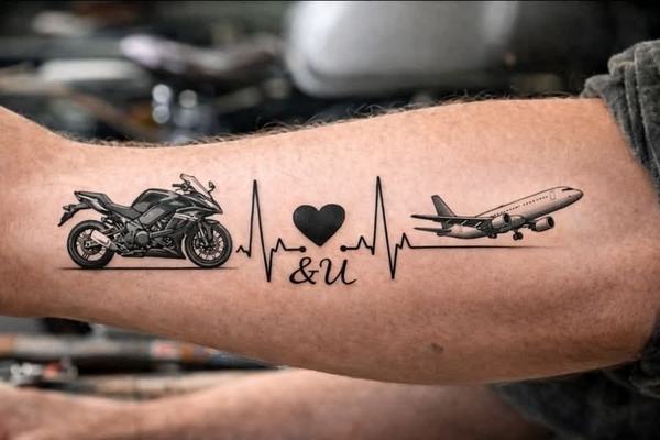 Realistické moto tetování s detailně zpracovaným motocyklem