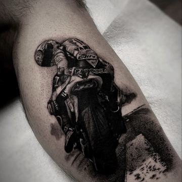 Černobílé tetování s motorkou