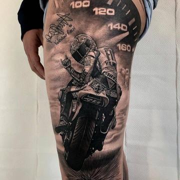 Moto tetování na lýtku s cestou vedoucí do hor