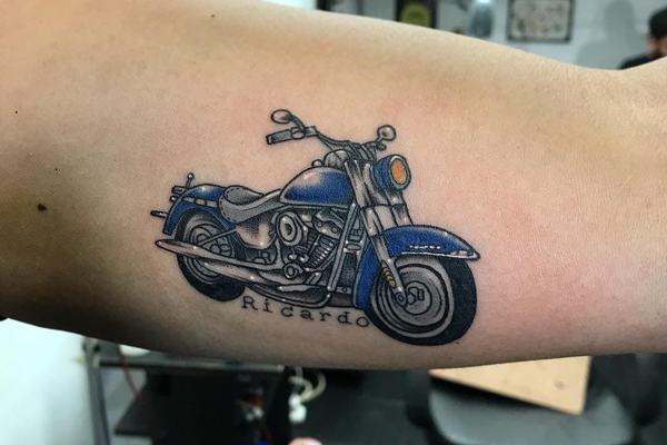 Tatér připravuje skicu motocyklu podle fotografie klienta