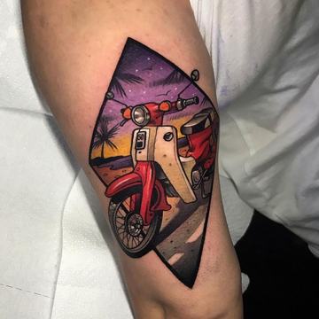 Barevné neo-traditional tetování motocyklu a růží