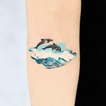 Simple-Dolphin-Tattoos-With-Bright-Colors-821x1024