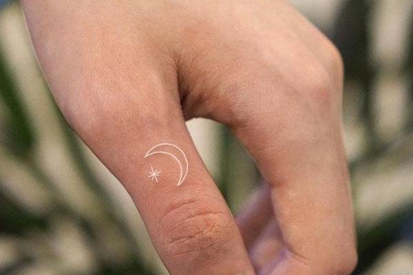 Návrh tetování na prsty ve studiu VEAN TATTOO