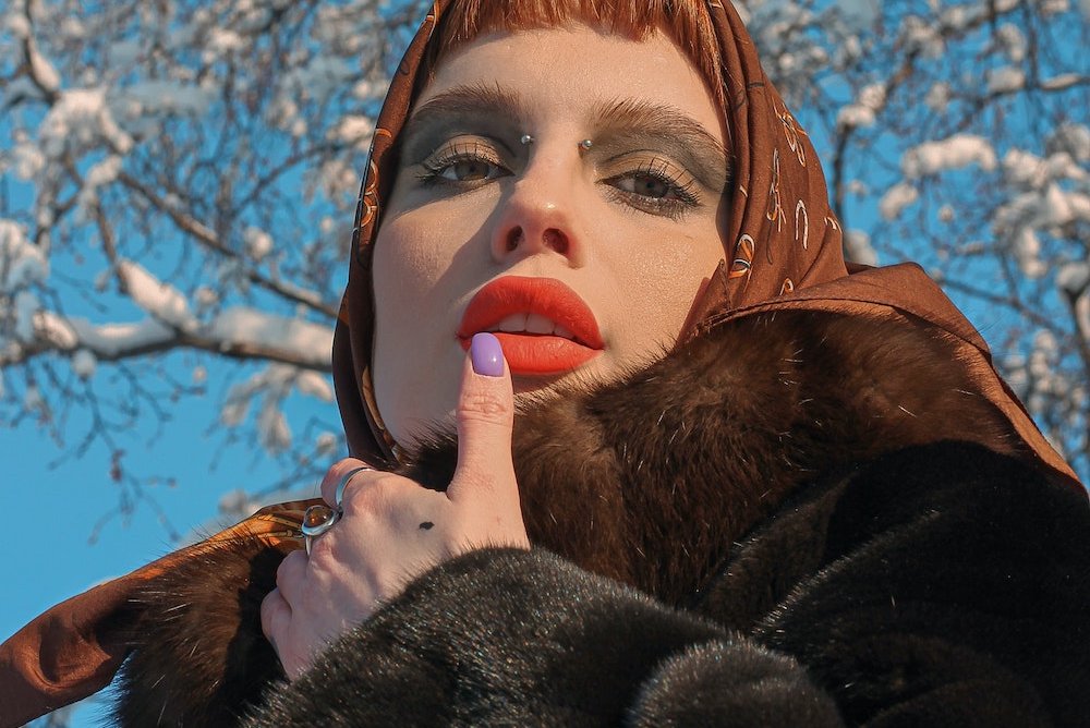 Woman-with-bridge-piercing-in-the-snow