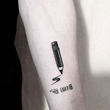 karandash-tatu-na-predpleche-u-parnya-750x750