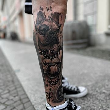 Vertikální pánské tetování na dolní noze (lýtko/holen)