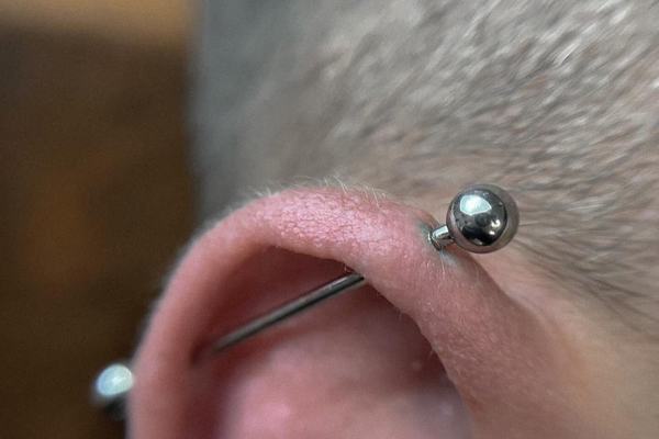 Industrial piercing po zákroku s důrazem na klidné hojení chrupavky