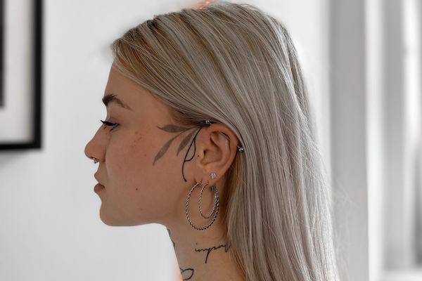 Industrial piercing v uchu s přesně zvoleným úhlem a rozestupem vpichů