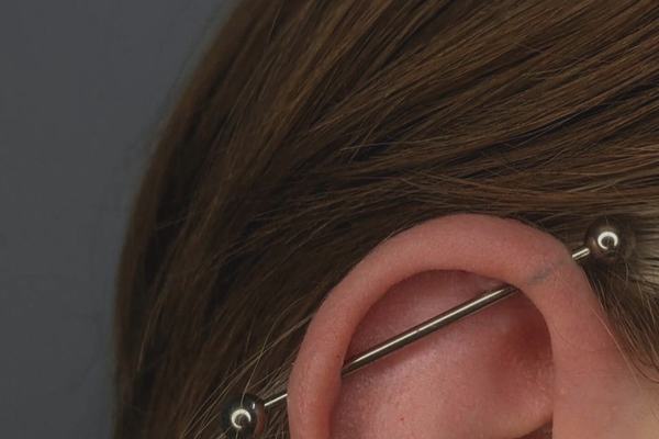 Tvarovaná činka pro industrial piercing podle konkrétního úhlu ucha