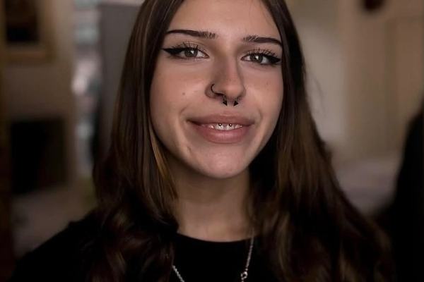 Žena s brýlemi a piercingem nosu