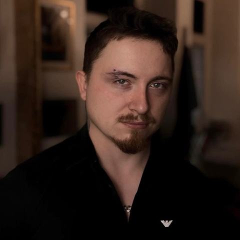 Mladý muž s knírem a krátkým plnovousem