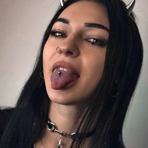 Piercing jazyka vytváří výrazný detail s odvážnou energií. Kovový šperk skvěle doplňuje alternativní styl.