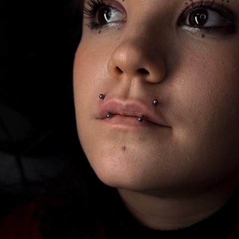 Vícenásobný piercing rtů