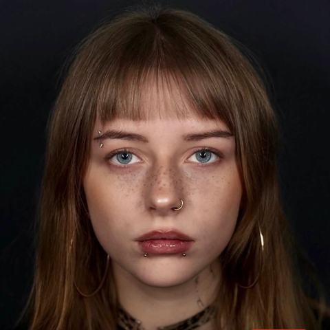 Piercing spodního rtu jemně zvýrazňuje souměrné rysy tváře. Kovový detail dodává vzhledu moderní a osobitý akcent.