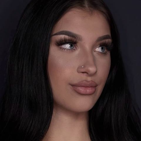 Jemný septum piercing zvýrazňuje výrazné rysy tváře. Stříbrný kroužek dodává vzhledu elegantní a sebevědomý akcent.