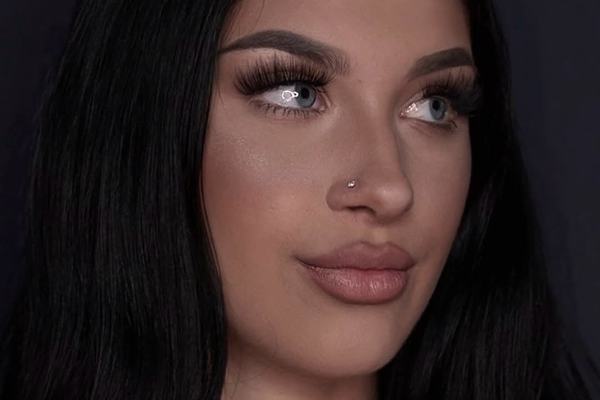 Brunetka s ozdobným kroužkem v nose