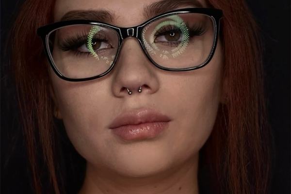 Portrét osoby s brýlemi a septum piercingem
