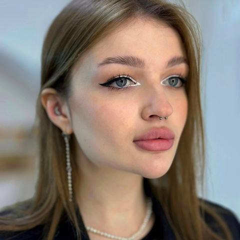 Jemný nostril piercing podtrhuje čisté rysy obličeje a přirozenou eleganci. Drobné stříbrné provedení působí moderně a nenápadně.