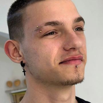 Mladý muž se šperkem v obočí