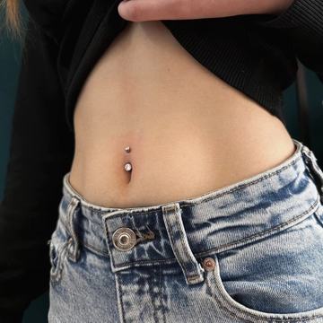 Piercing pupíku s růžovým přívěskem