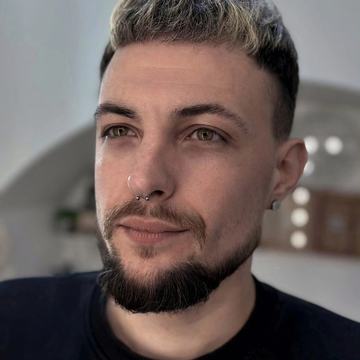 Muž s krátkým účesem a piercingem ucha