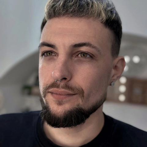 Decentní piercing nosu podtrhuje výrazné rysy a upravený vzhled. Jemný kovový detail dodává stylu moderní a sebevědomý charakter.