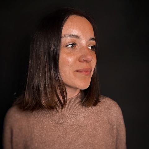 Jemný piercing nosu zvýrazňuje profil a dodává vzhledu lehký, elegantní akcent. Drobné zdobení působí přirozeně a harmonicky.