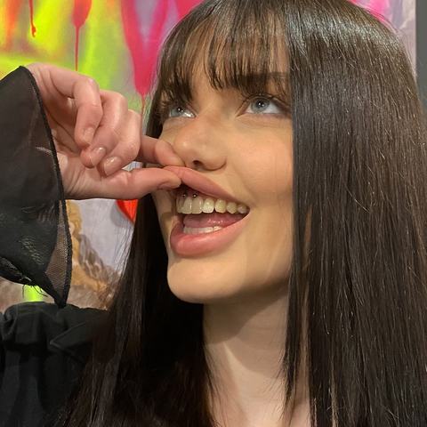 Piercing jazyka zvýrazňuje sebevědomý úsměv a dodává celému vzhledu osobitý charakter. Kovový šperk se při pohybu jemně leskne a přitahuje pozornost.