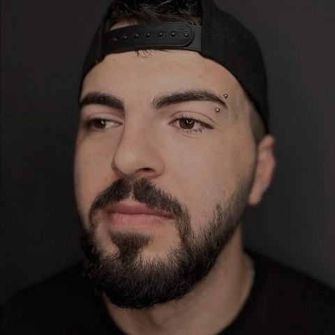Muž s piercingem obočí