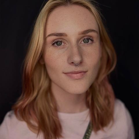 Nostril piercing jemně rozjasňuje tvář a podtrhuje její přirozené rysy. Decentní šperk působí svěže a harmonicky.
