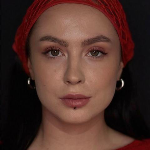 Dvojitý piercing nosu vytváří dokonale vyvážený detail a zvýrazňuje symetrii tváře. Stříbrné šperky působí elegantně, výrazně a zároveň velmi harmonicky.