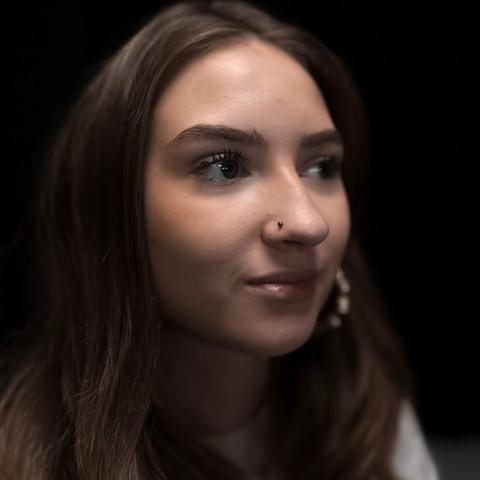 Decentní piercing nosu jemně zvýrazňuje profil a přirozené rysy. Drobné zdobení působí elegantně a nenuceně.